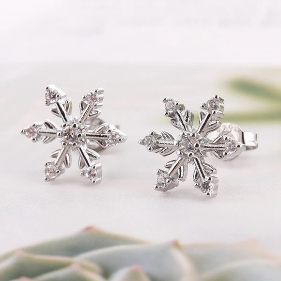LiveChicStyle Jewelry - Dainty Snowflake Silver CZ Stud Earrings